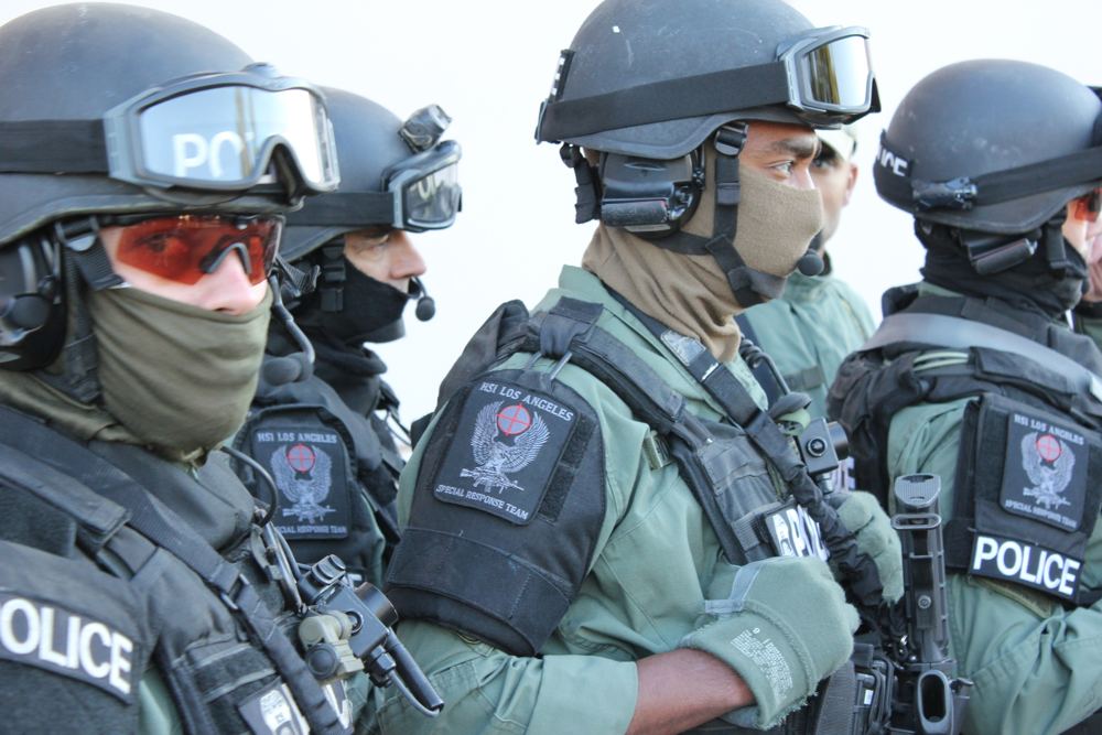 Agentes da ICE durante operação de fiscalização