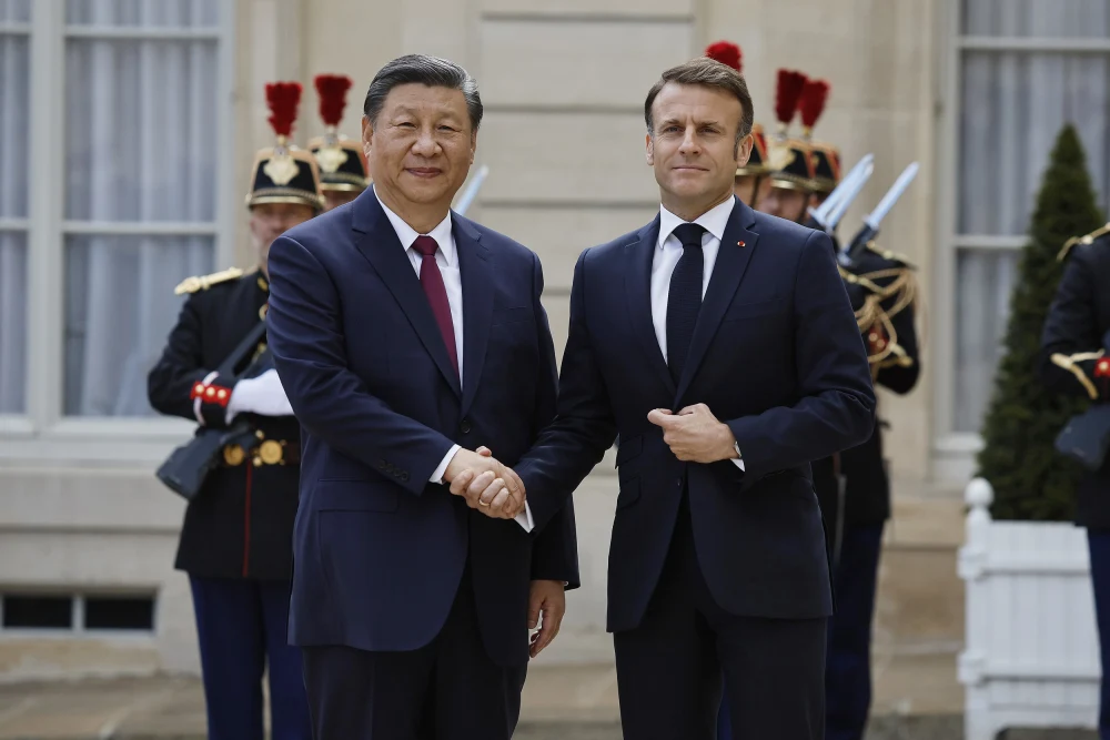 Xi Jinping se reúne com o presidente francês Emmanuel Macron em Paris durante a visita de Estado do presidente chinês Xi Jinping, em maio de 2024. Kiran Ridley / Getty Images