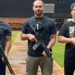 Na imagem, André Porciúncula (à esq.), o ex-deputado federal Eduardo Bolsonaro (ao centro), e o deputado federal Mario Frias (à dir). Crédito: Instagram 22 de maio de 2026