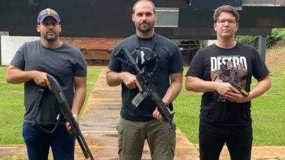 Na imagem, André Porciúncula (à esq.), o ex-deputado federal Eduardo Bolsonaro (ao centro), e o deputado federal Mario Frias (à dir). Crédito: Instagram 22 de maio de 2026