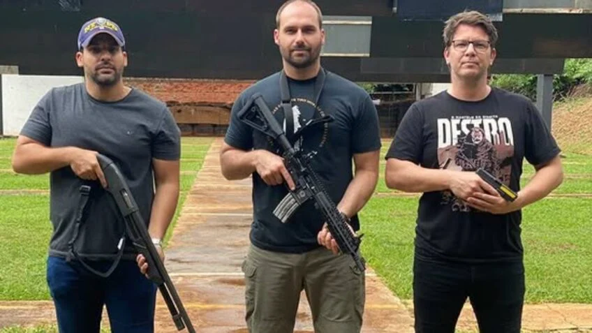 Na imagem, André Porciúncula (à esq.), o ex-deputado federal Eduardo Bolsonaro (ao centro), e o deputado federal Mario Frias (à dir). Crédito: Instagram 22 de maio de 2026