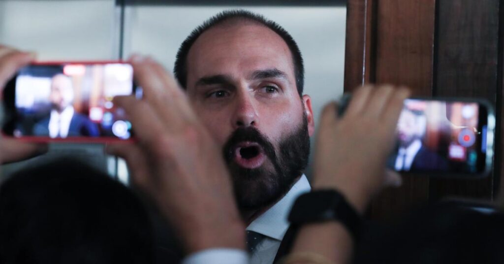 Em live, o ex-deputado voltou a criticar o PT, questionou decisões do governo e afirmou que a eleição de 2026 abrirá um novo ciclo político no país.