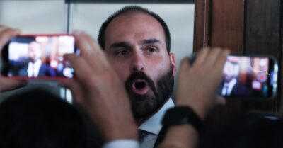 Em live, o ex-deputado voltou a criticar o PT, questionou decisões do governo e afirmou que a eleição de 2026 abrirá um novo ciclo político no país.