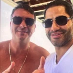 Fotografia do senador Flávio Bolsonaro ao lado de Luiz Phillipi Mourão, conhecido como Sicário, em um hotel no Rio de Janeiro.