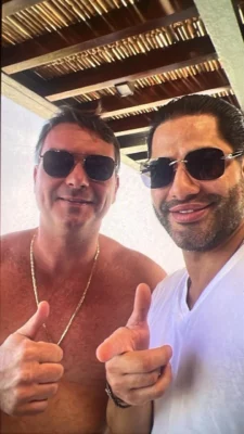 Fotografia do senador Flávio Bolsonaro ao lado de Luiz Phillipi Mourão, conhecido como Sicário, em um hotel no Rio de Janeiro.