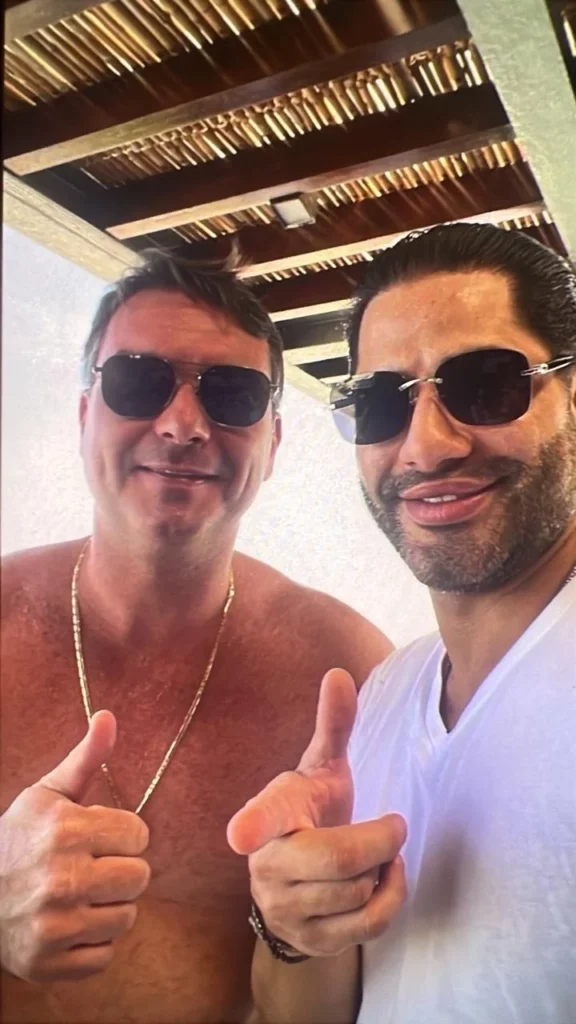 Fotografia do senador Flávio Bolsonaro ao lado de Luiz Phillipi Mourão, conhecido como Sicário, em um hotel no Rio de Janeiro.