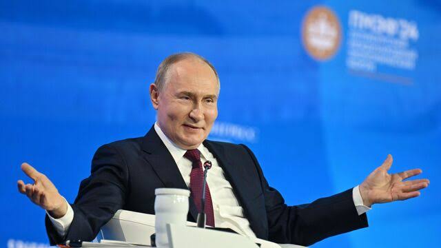 O SPIEF reúne milhares de participantes e destaca novos acordos econômicos em meio às disputas entre Rússia, Ocidente e países emergentes.