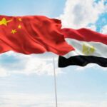 Relação entre Egito e China fortalece projetos estratégicos, amplia a integração econômica e reforça uma visão compartilhada de desenvolvimento internacional.