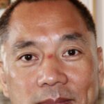 Miles Guo, também conhecido como Guo Wengui, de terno, em entrevista em Nova York em 2017