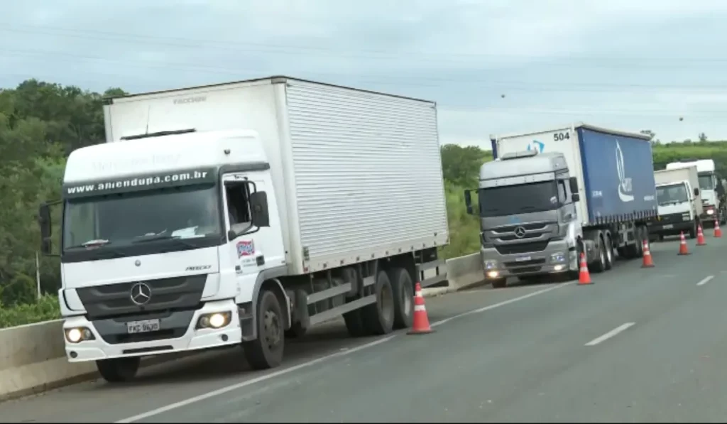 Caminhões de carga em rodovia no Brasil; setor foi alvo de Medida Provisória no Senado. (Foto: G1.GLOBO.COM)