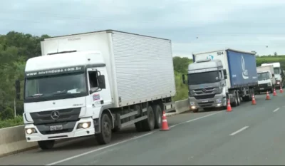 Caminhões de carga em rodovia no Brasil; setor foi alvo de Medida Provisória no Senado. (Foto: G1.GLOBO.COM)