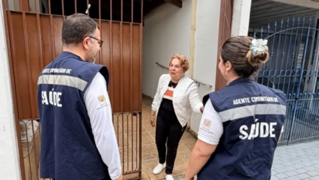 Agentes comunitários de saúde realizam visita domiciliar a uma moradora. (Foto: G1.GLOBO.COM)
