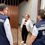 Agentes comunitários de saúde realizam visita domiciliar a uma moradora. (Foto: G1.GLOBO.COM)