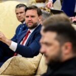 Donald Trump atrás da mesa Resolute no Salão Oval com líderes europeus sentados diante dele